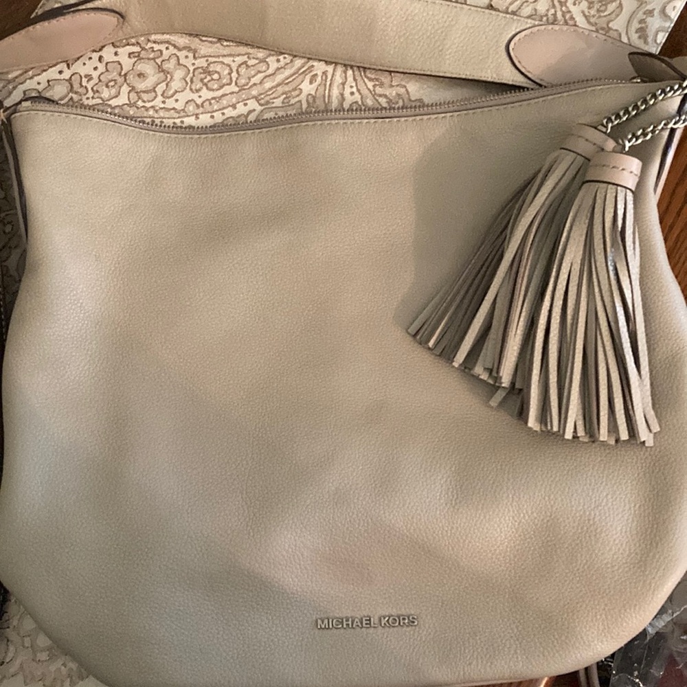 MICHAEL Michael KORS EUC Elyse Cream Pebbled Leather Hobo Bag w/Tassel Detail.